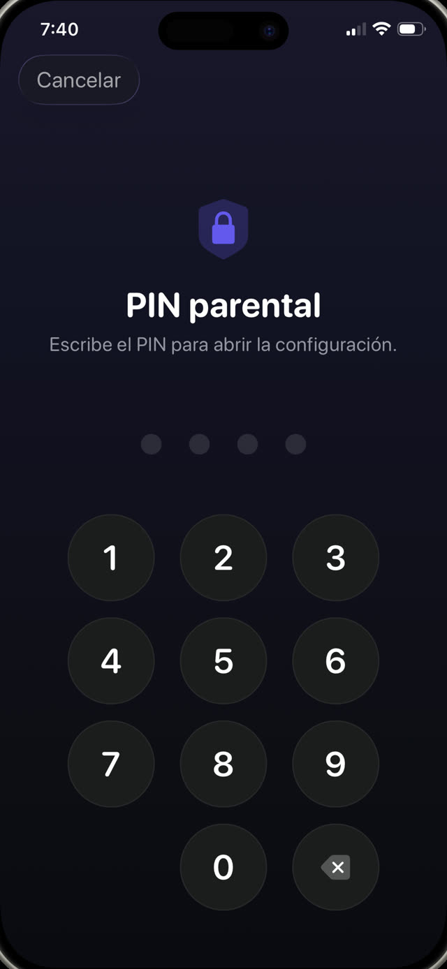 Pantalla de PIN parental protegiendo la configuración de la app en el iPhone de un niño