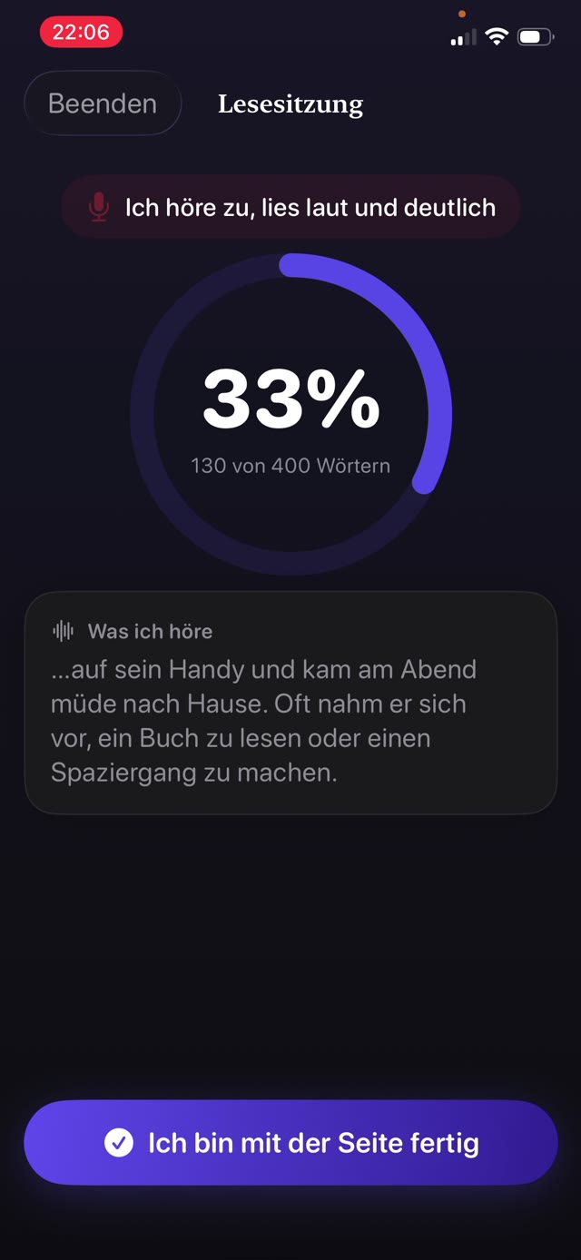 Übereinstimmung in Echtzeit, während ein Kind zur Flüssigkeitsübung eine Seite laut vorliest