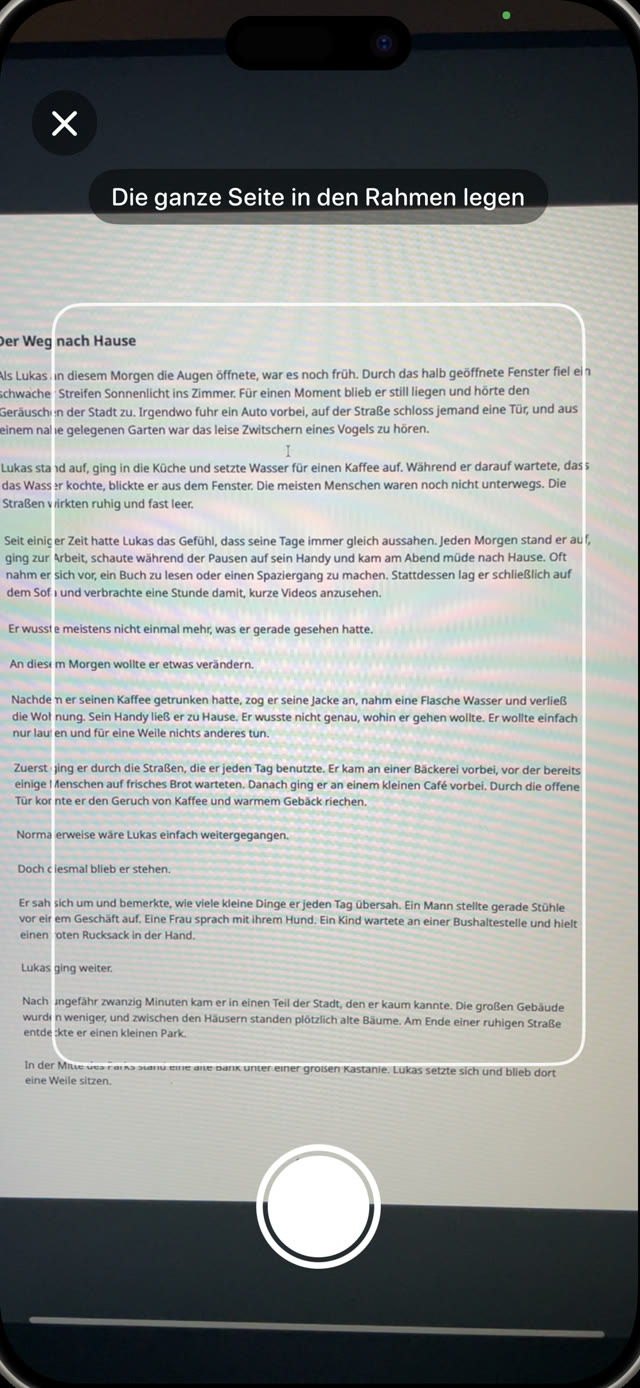 Kind scannt die Seite eines gedruckten Buches mit der Kamera von Guardian Reader und ihrem Rahmen