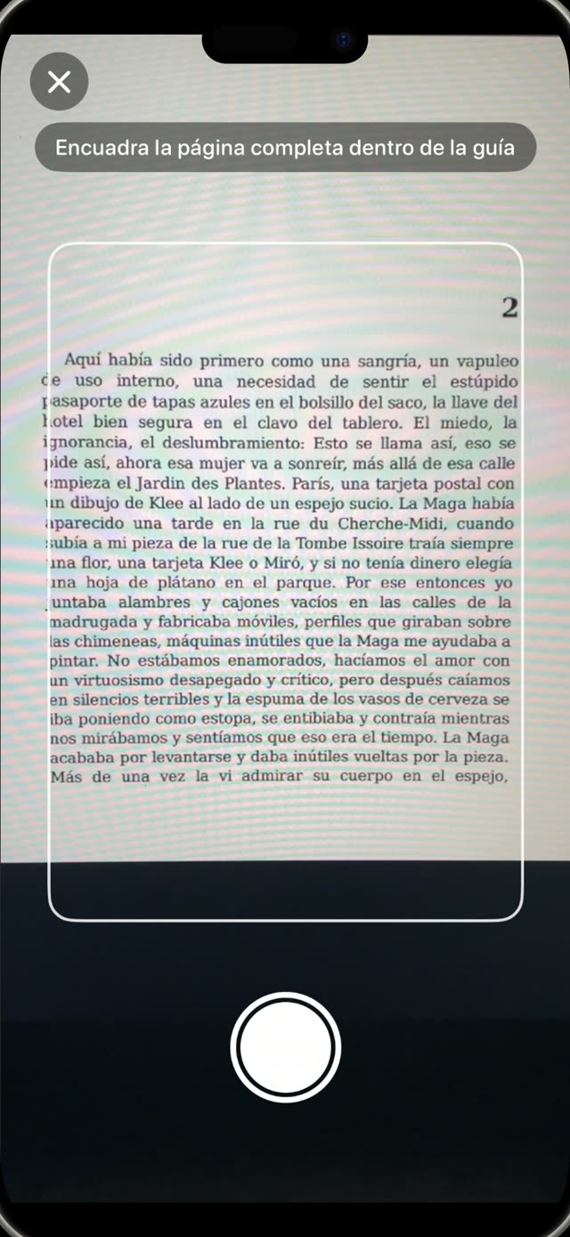 Niño escaneando la página de un libro impreso con la cámara de Guardian Reader y su guía de encuadre