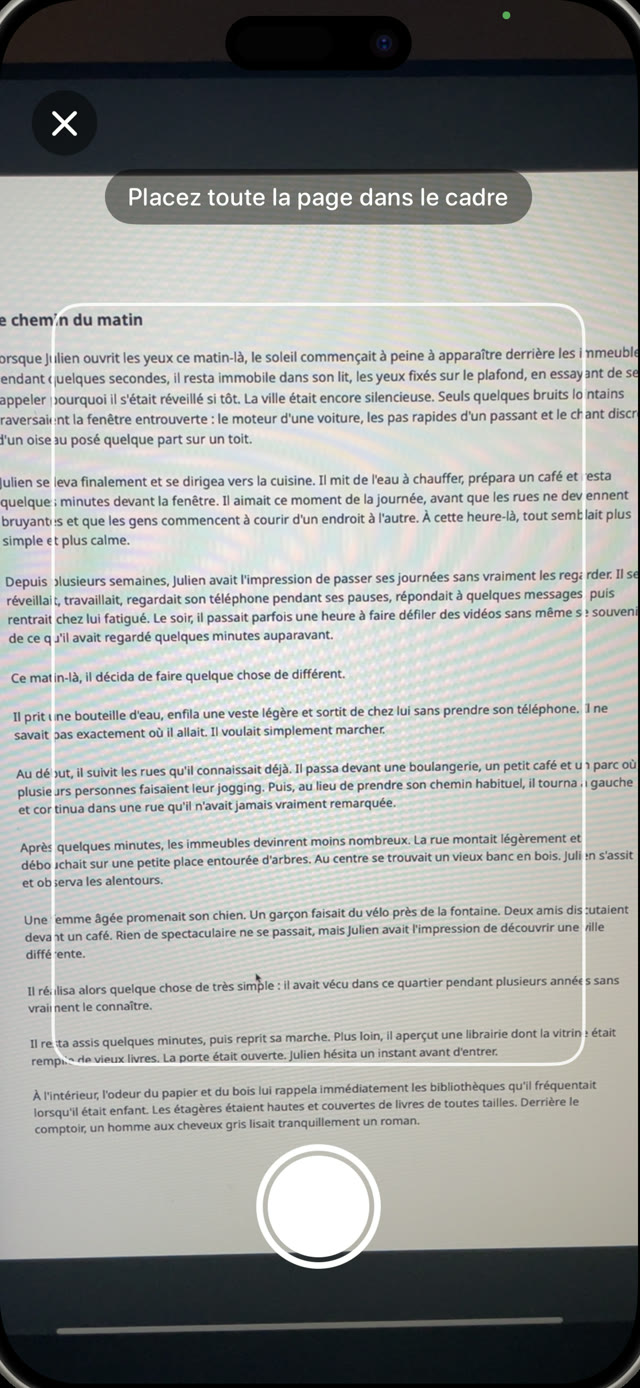 Enfant scannant la page d'un livre imprimé avec l'appareil photo de Guardian Reader et son cadre de repère
