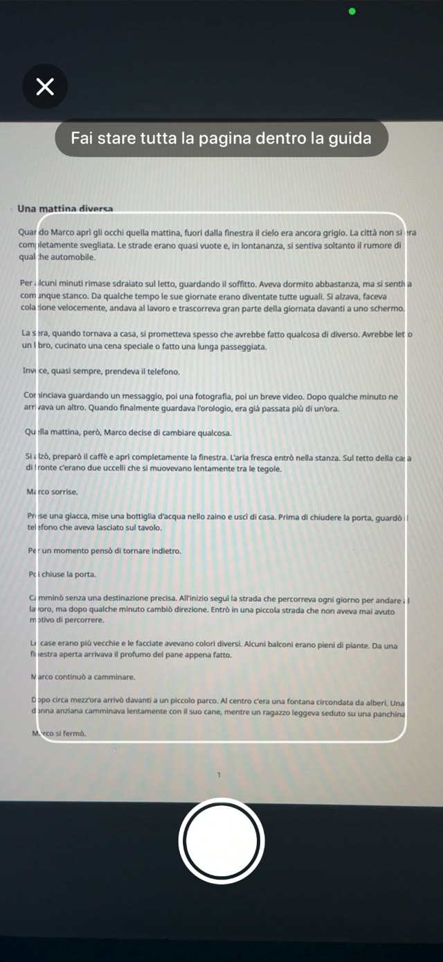 Bambino che scansiona la pagina di un libro stampato con la fotocamera di Guardian Reader e la sua cornice