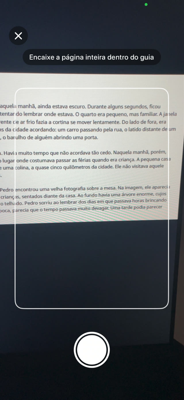 Criança escaneando a página de um livro impresso com a câmera do Guardian Reader e sua guia de enquadramento